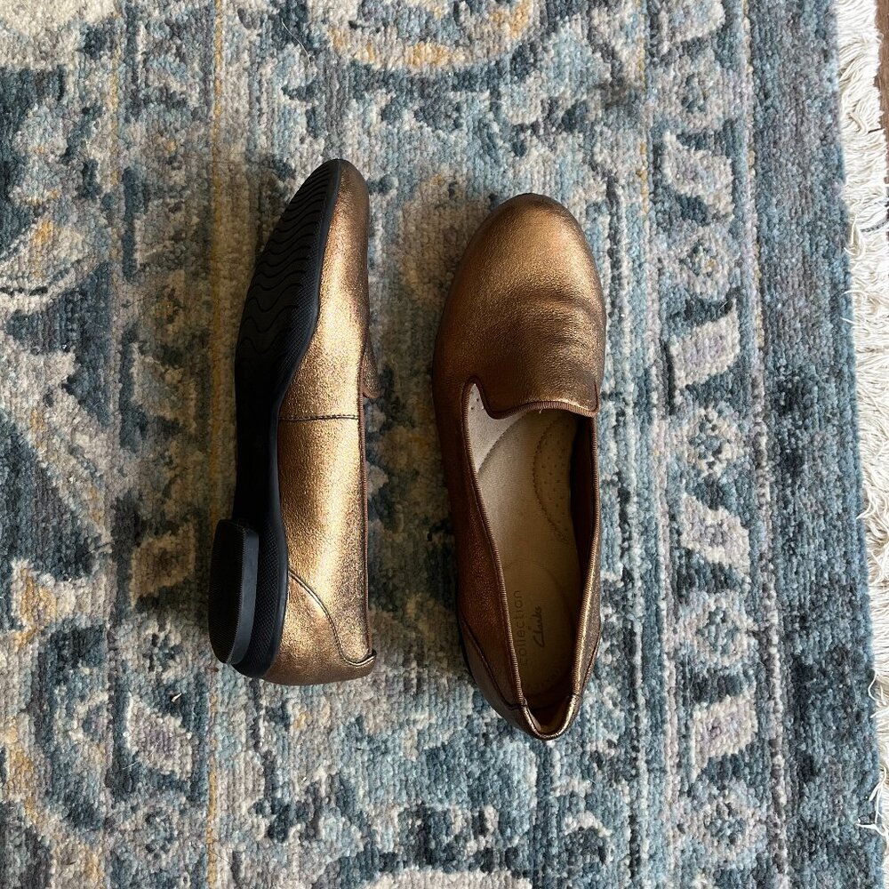 Clarks *Gold Metallic* Sara Poppy Loafer | size 6.5 | Ortholite Insole | EUC - Picture 2 of 12